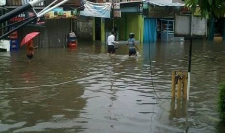 Banjir di Jalan Kemang Utara IX, Jakarta Selatan, Selasa (4/10).