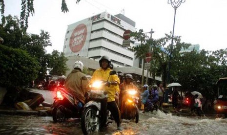   Banjir di jalan Rasuna Said, Jakarta Selatan, Rabu (6/2).