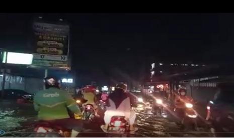 Banjir di Jalan Raya Sawangan, Rabu (18/5/2022).