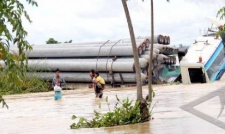 Banjir di jalan tol jakarta-Merak