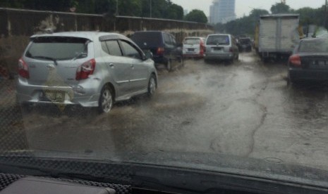 Banjir di Jalan Tol JORR Pondok Pinang-TMII, Selasa (4/10).