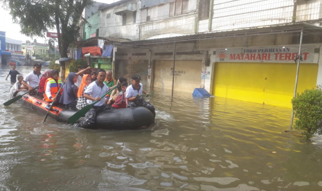 Banjir di Kabupaten Bandung masih merendam tiga kecamatan yaitu Baleendah, Bojongsoang dan Dayeuhkolot dan menutup akses jalan, Junat (5/4).