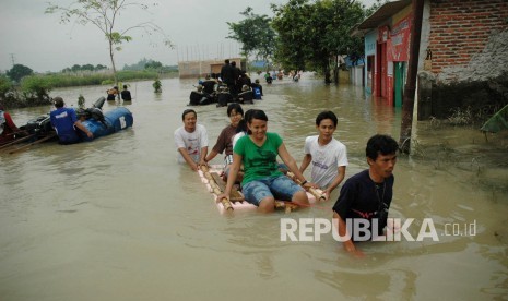 Banjir di Karawang, Jawa Barat. (Republika/Edi Yusuf)