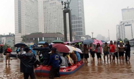 Banjir di kawasan Bundaran HI, Jakarta, Kamis (17/1). 