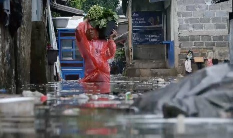 PMI Jaksel Bagikan 2.000 Nasi Kotak untuk Korban Banjir. Banjir di kawasan Duren Tiga, Jakarta Selatan.