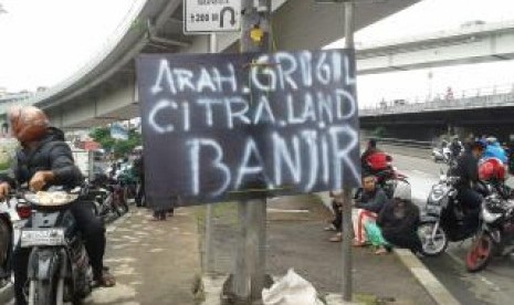 Banjir di kawasan Grogol, sejumlah pengendara motor menepi.