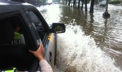 Banjir di kawasan Kelapa Gading, Jakarta Utara, Jumat (22/1)