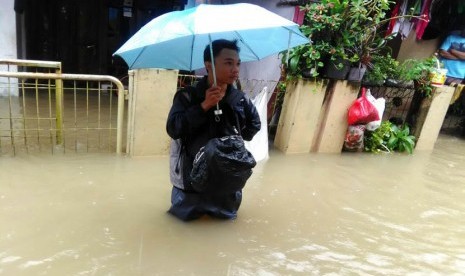 Banjir di Kelurahan Harapan Mulya, Medansatria, Kota Bekasi. Ada 14 titik perumahan di Kota Bekasi yang tergenang banjir.