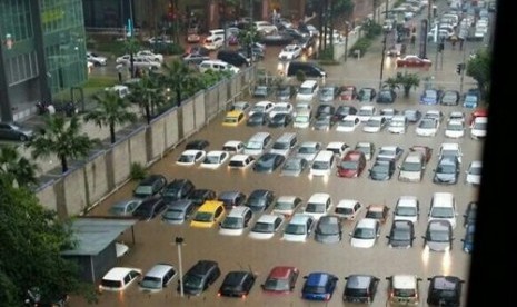 Lebih dari 14 ribu mengungsi dari banjir yang melanda Malaysia. Banjir di Kuala Lumpur, Malaysia