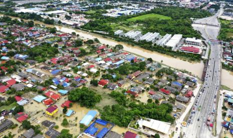 Banjir di Kuala Lumpur terjadi akibat membludaknya Sungai Gombak dan Sungai Klang yang bertemu di Masjid India. 