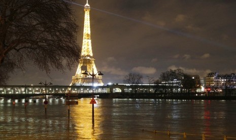 Paris, Salju dan Gerimis (Ilustrasi foto Menara Eiffel)