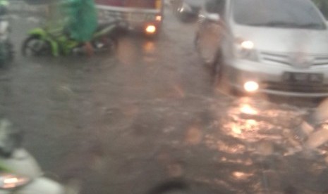 Banjir di sekitar Mall Gandaria City, Jakarta Selatan, Selasa (4/10).