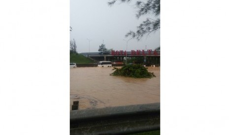 Banjir di Tol Cikampek, Ahad (13/11).