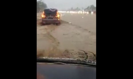 Banjir di Tol Cipali Km 136.