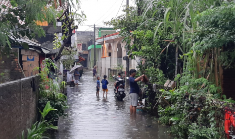 Banjir di wilayah pemukiman Duren Jaya, Bekasi, akibat hujan sejak  Selasa (25/2) dini hari.