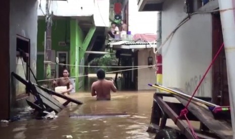 Damkar Jakarta Timur Evakuasi 32 Warga Korban Banjir. Banjir di wilayah Tanah Rendah, Kampung Melayu, Jakarta Timur.