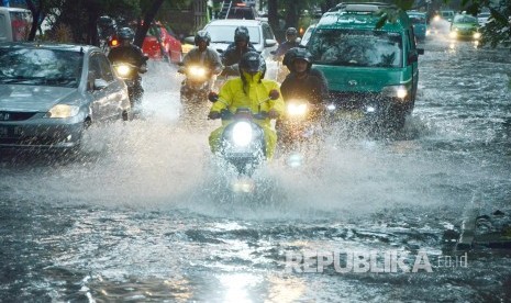 Banjir genangan air hujan, di Jalan Supratman, Kota Bandung, Kamis (7/2). 