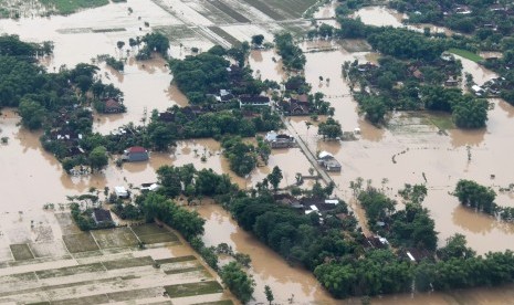 Banjir Jatim. Kondisi banjir di wilayah Kabupaten Ponorogo dilihat dari udara, Jumat (8/3). Sebagian wilayah di Jawa Timur, antara lain Ponorogo, Madiun, Ngawi terendam banjir selama tiga hari sejak Rabu (6/3).