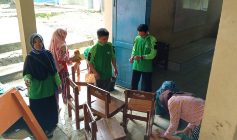 Banjir Jatim. Sebanyak 15 kabupaten Jawa Timur terendam banjir. Dalam menanggulangi  banjir yang terjadi, Dompet Dhuafa telah menerjunkan tim Disaster  Management Center untuk mengevakuasi korban banjir, Kamis (7/3). 