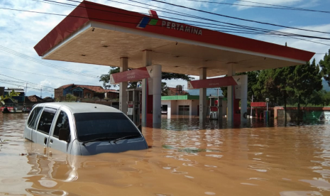 Banjir Kabupaten Bandung. Hujan deras, Rabu malam (3/4) memyebabkan banjir di tiga kecamatan yaitu Baleendah, Bojongsoang dan Dayeuhkolot, Kamis (4/4). Akses jalan dibeberapa titik terputus karena terendam banjir.