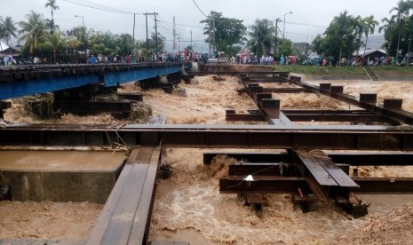 Banjir kanal di Kota Padang meluap akibat hujan deras terus mengguyur wilayah ini sejak Jumat (2/11) siang. Akibatnya, satu unit rumah roboh dan ratusan rumah lainnya terendam air. 