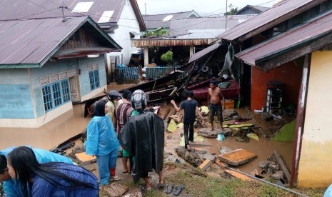 Banjir kanal di Kota Padang meluap akibat hujan deras terus mengguyur wilayah ini sejak Jumat (2/11) siang. Akibatnya, satu unit rumah roboh dan ratusan rumah lainnya terendam air. 