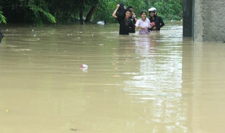 BANJIR KARAWANG MELUAS. Warga membawa barang mereka melintasi banjir yang menggenangi Perumahan Bintang Alam, Telukjambe Timur, Karawang, Jabar, Jumat (18/1).