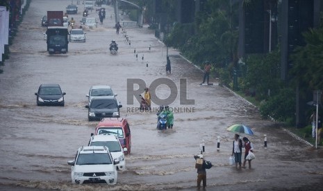   Banjir Kelapa Gading Sejumlah kendaraan menerjang banjir di Kawasan Boulevard Kelapa Gading, Jakarta Utara, Jumat (23/1).  