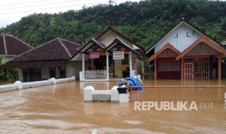 Banjir menerjang salah satu desa di Kabupaten Malang (ilustrasi).