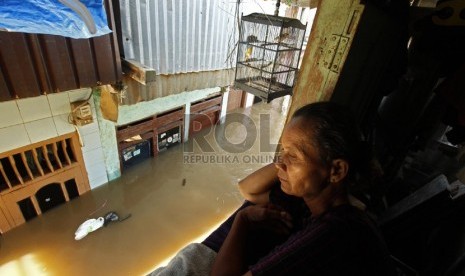   Banjir kembali merendam kawasan pemukiman warga di Kampung Pulo, Jatinegara, Jakarta Timur, Kamis, (2/5). (Republika/Adhi Wicaksono)