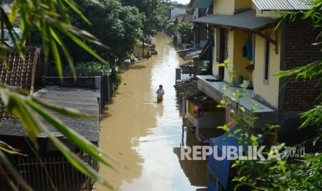 Banjir luapan Citarum menggenangi jalan di daerah Bojongsoang, Kabupaten Bandung, Rabu (8/6). (Republika/Edi Yusuf)