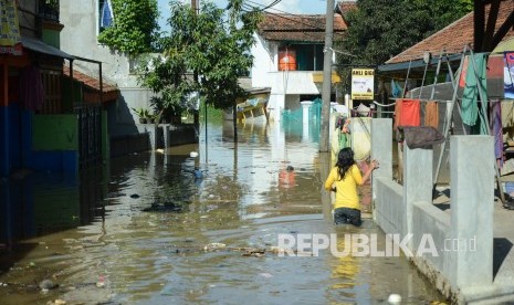 Banjir luapan Citarum,menggenangi jalan di daerah Bojongsoang, Kabupaten Bandung, Rabu (8/6). (Republika/Edi Yusuf)