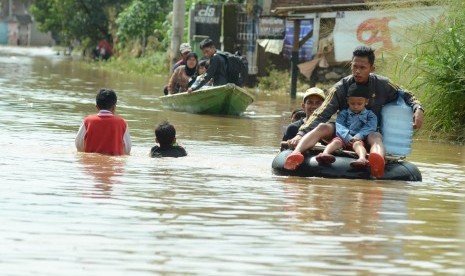 Banjir luapan Sungai Citarum masih merendam beberapa wilayah di Kabupaten Bandung, Rabu (16/3). Meski demikian banjir berangsur-angsur mulai surut.