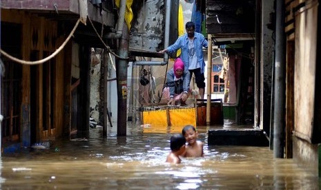  Banjir masih menggenangi kawasan pemukiman di Kampung Pulo, Jakarta timur, Rabu (15/1).    (Republika/Prayogi)