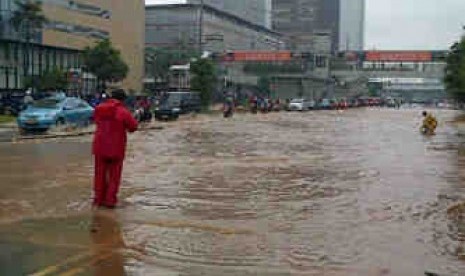 Banjir masih terjadi di sekitar Sarinah, Thamrin, Jakarta Pusat, Jumat (18/1) pagi.