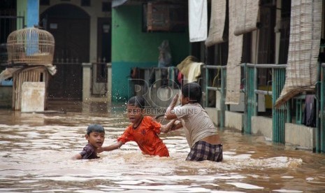    Banjir melanda kawasan rumah padat penduduk di jalan H. Rohimin, Ulujami, Pesanggrahan, Jakarta Selatan, Rabu (13/11).   (Republika/Yasin Habibi)