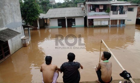    Banjir melanda kawasan rumah padat penduduk di jalan H. Rohimin, Ulujami, Pesanggrahan, Jakarta Selatan, Rabu (13/11).   (Republika/Yasin Habibi)