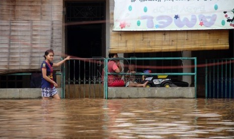    Banjir melanda kawasan rumah padat penduduk di jalan H. Rohimin, Ulujami, Pesanggrahan, Jakarta Selatan, Rabu (13/11).   (Republika/Yasin Habibi)