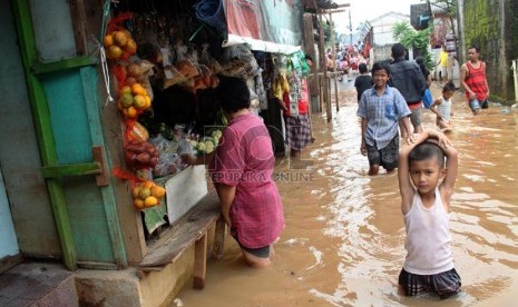    Banjir melanda kawasan rumah padat penduduk di jalan H. Rohimin, Ulujami, Pesanggrahan, Jakarta Selatan, Rabu (13/11).   (Republika/Yasin Habibi)