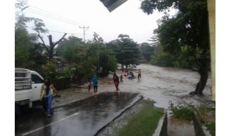 Banjir melanda Kecamatan Wera, Kabupaten Bima, NTB pada Ahad (18/3).