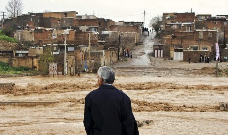 Banjir melanda Kota Khorramabad di provinsi barat Lorestan, Iran, Senin (1/4).  