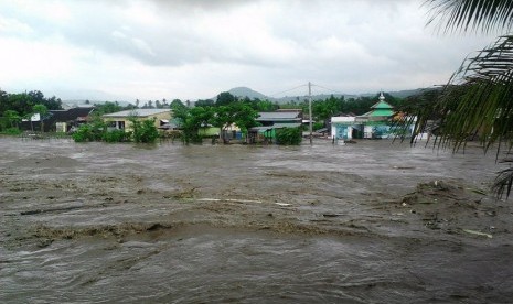 Banjir melanda pemukiman sepanjang alur Sungai Brang Biji seperti Kelurahan Brang Bara, Samapuin, Brangbiji, di Kabupaten Sumbawa (Ilustrasi)