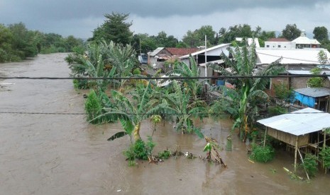 Banjir melanda permukiman di Sumbawa (ilustrasi)