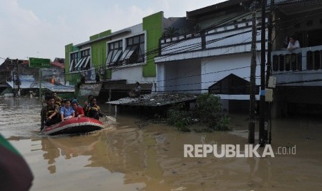 Banjir melanda perumahan Pondok Gede Permai, Jatiasih, Bekasi, Kamis (21/4). (Republika/Edwin Dwi Putranto)