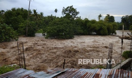 Banjir melanda sejumlah wilayah di Kabupaten Dompu, Nusa Tenggara Barat (NTB) pada Senin (5/3).