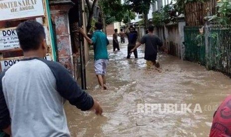 Banjir melanda sejumlah wilayah di Kabupaten Dompu, Nusa Tenggara Barat (NTB) pada Senin (5/3).