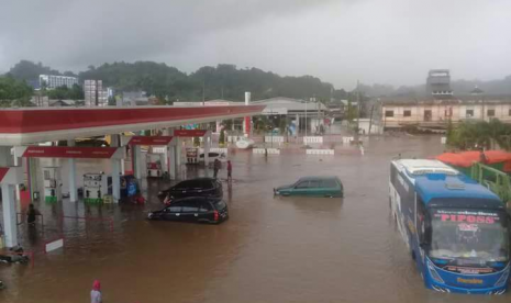 Banjir menerjang Mamuju, Sulawesi Barat.