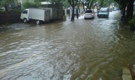 Banjir Menggenangi Jalan Pejaten-Pasar Minggu