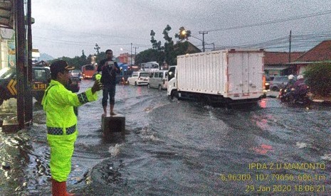 Banjir menggenangi Jalan Raya Bandung- Garut tepatnya di depan PT Kahatex II Kecamatan Cimanggung Kabupaten Sumedang.