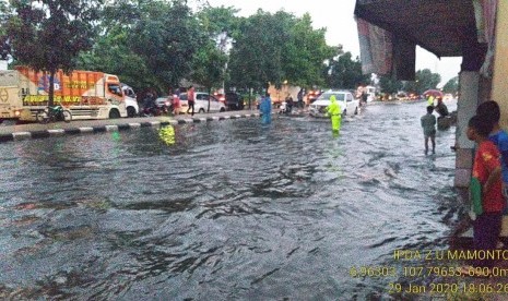 Banjir menggenangi Jalan Raya Bandung- Garut tepatnya di depan PT Kahatex II Kecamatan Cimanggung Kabupaten Sumedang. 